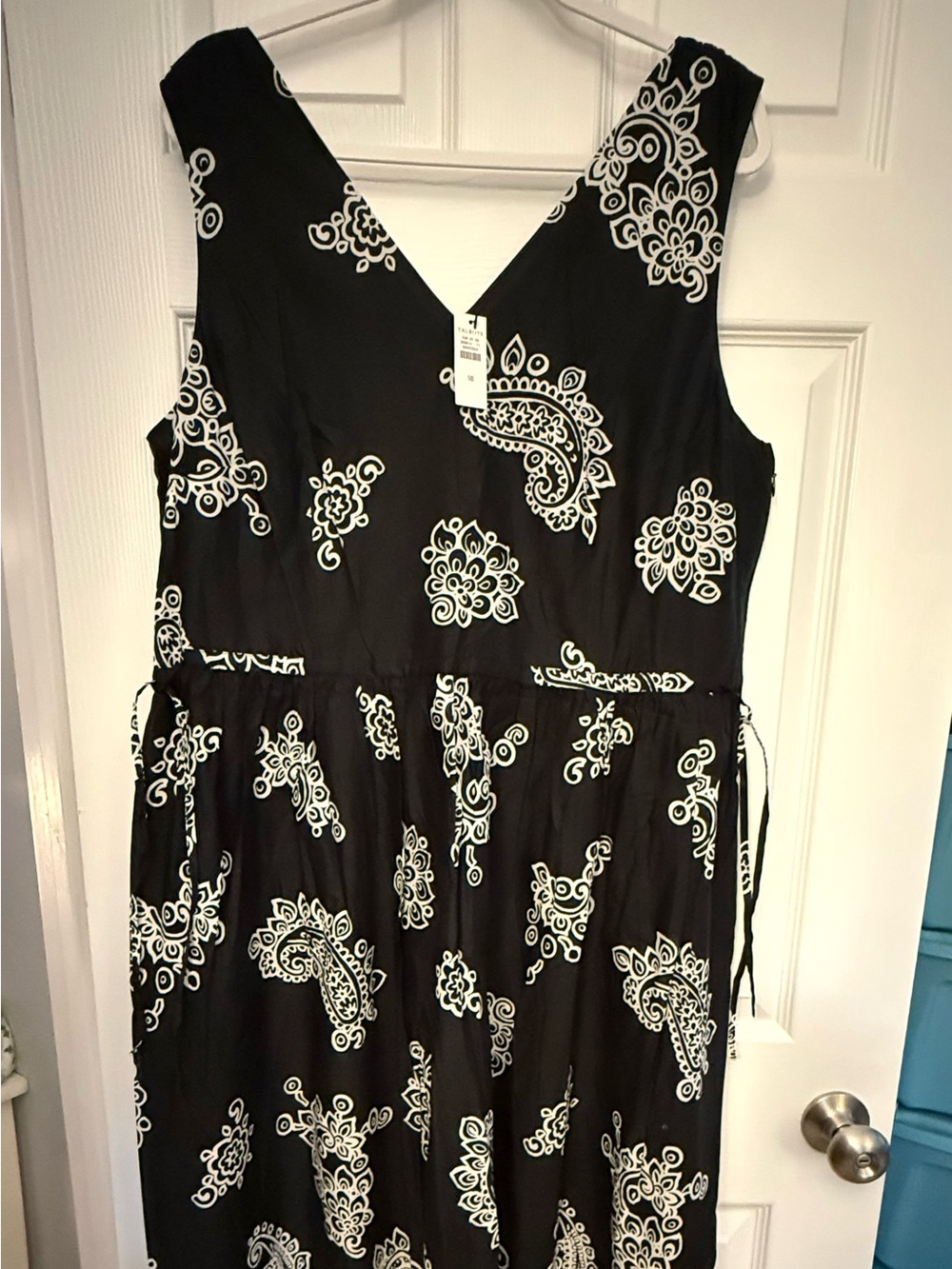 Talbots NWT sleeveless Black Dress with White Paisley Print — Midi V-Neck